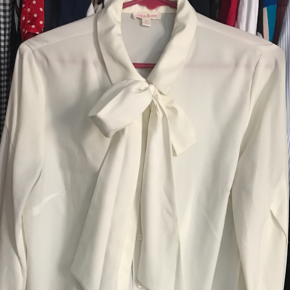 White crepe tie-neck blouse by Riley & Rae